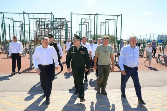 Губернатор Андрей Бочаров и замглавы Минобороны Александр Санчик посетили волгоградский центр «Юный ястреб» Губернатор Андрей Бочаров и замглавы Минобороны Александр Санчик посетили волгоградский центр «Юный ястреб»