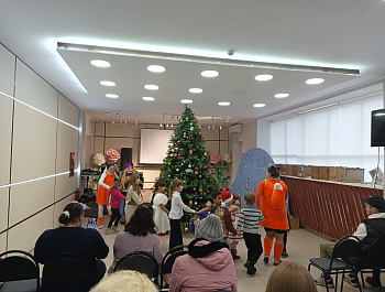 25 декабря 2024г. в РДК ст.Алексеевской проведено два праздничных новогодних мероприятия для детей из семей участников СВО
